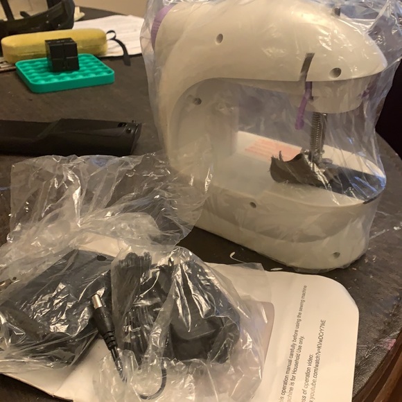 Mini sewing machine - Picture 9 of 17